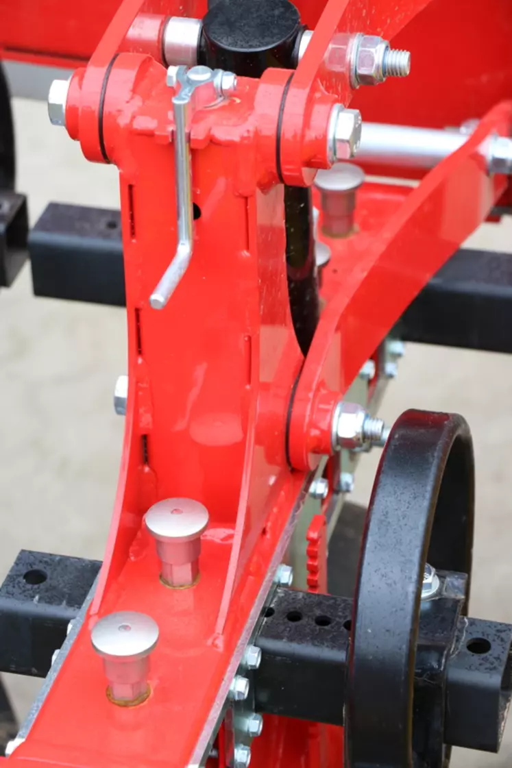 La bineuse Flexcare V de Pöttinger est doté de roues de jauge sur chaque élément à réglage par manivelle.  © M. Portier