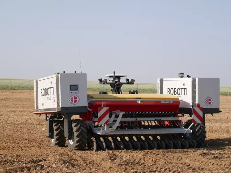 Le porte-outil robotisé Robotti 150D d'AgroIntelli se déplace à une vitesse maximale de 8 km/h en mode autonome.