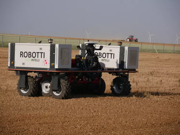 Le porte-outil robotisé Robotti 150D d'AgroIntelli utilise la technologie GPS RTK pour se guider dans les parcelles.