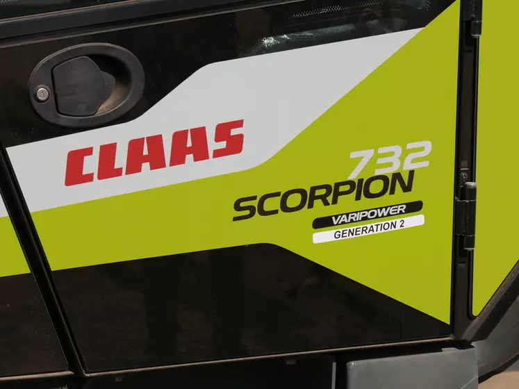 Les chargeurs télescopiques Claas Scorpion Génération 2 se distinguent de l'extérieur par l'autocollant apposé sur la porte de la cabine.