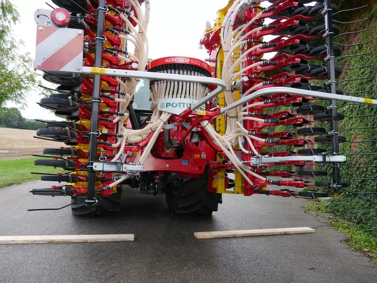 Au transport, le combiné de semis ne dépasse pas 3 m de large.