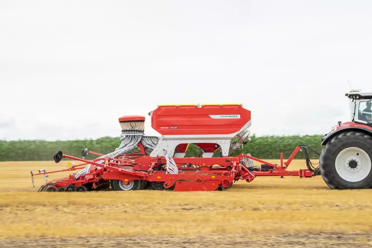 La nouvelle trémie des semoirs Terrasem avec fertiliseur est sous pression et dotée d'un capot rigide.