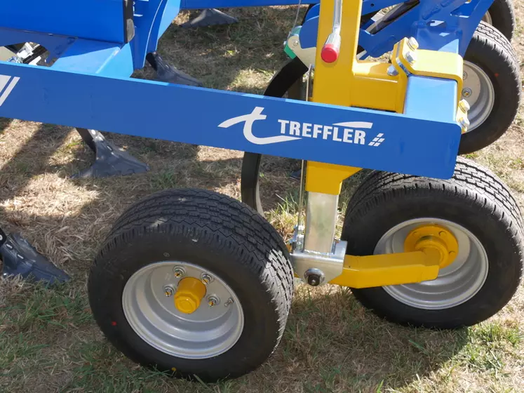 Des roues sur balancier contrôlent la profondeur de travail du scalpeur Treffler TGA 560.