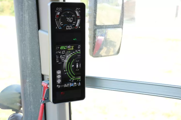 Le tracteur Massey Ferguson MF 8S.265 utilise un grand écran lumineux sur le montant droit faisant office de tableau de bord