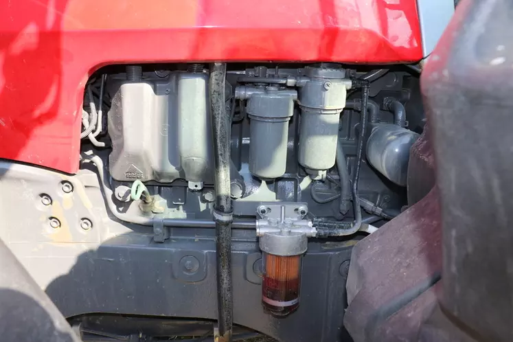 Le tracteur Massey Ferguson MF 8S.265 donne accès aux filtres du moteur sans ouvrir ou retirer de capot.
