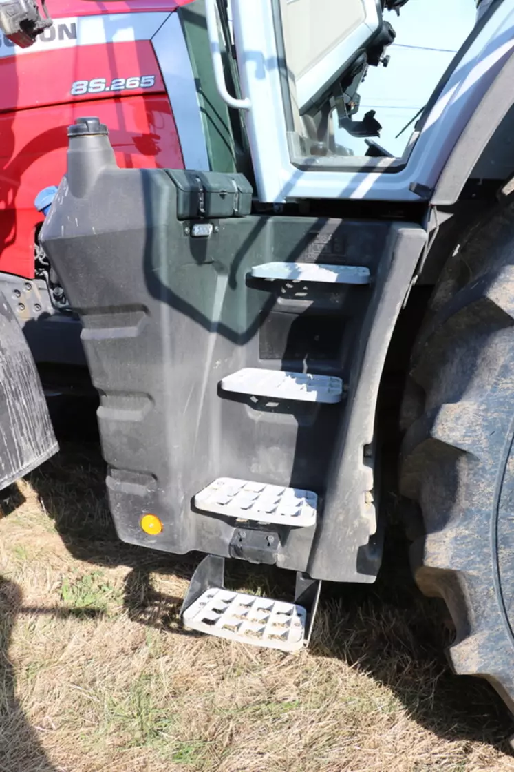 Le tracteur Massey Ferguson MF 8S.265 dispose d'une marchepied accessible