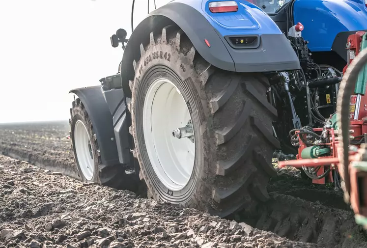 Les pneumatiques VF650/85 R42 de 2,15 mètres de diamètre rendent le travail dans la raie efficace, pour des tracteurs de forte puissance.