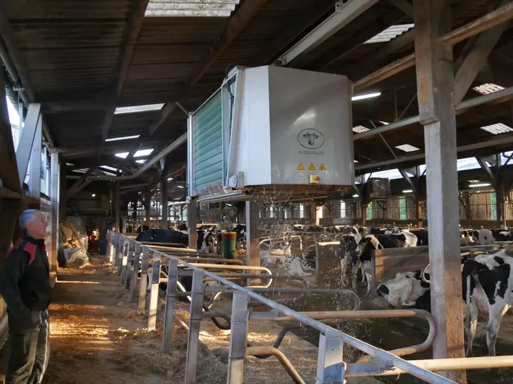 L’automate Wasserbauer Flypit apporte dans les logettes, en deux passages (matin et soir), 1 kg de paille par jour et par vache.