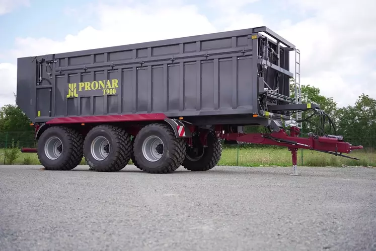 La benne à fond poussant Pronar T900 affiche un poids à vide 9 500 kg.