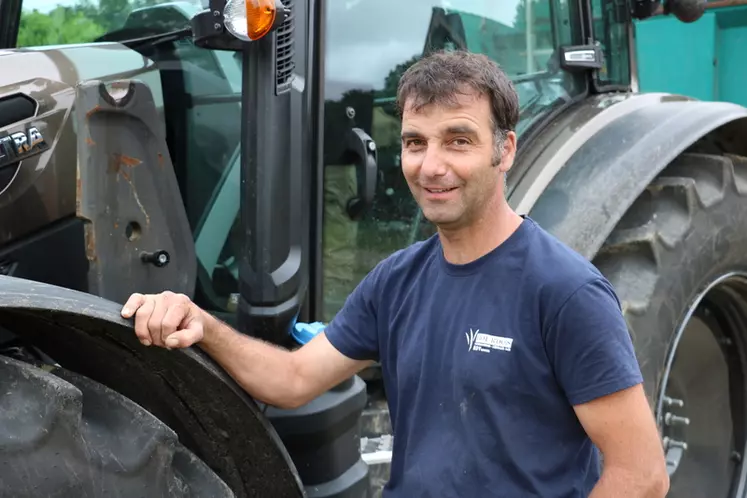 Le tracteur Valtra G125 a été essayé par Yann Kastler, éleveur de Limousines dans les Côtes-d'Armor.
