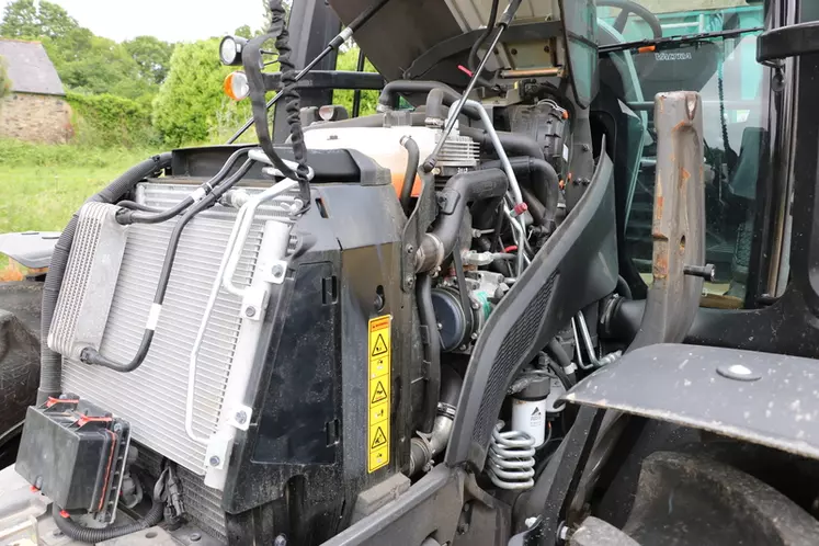 Le tracteur Valtra G125 offre dans l'ensemble un accès aisé au points d’entretien. 
