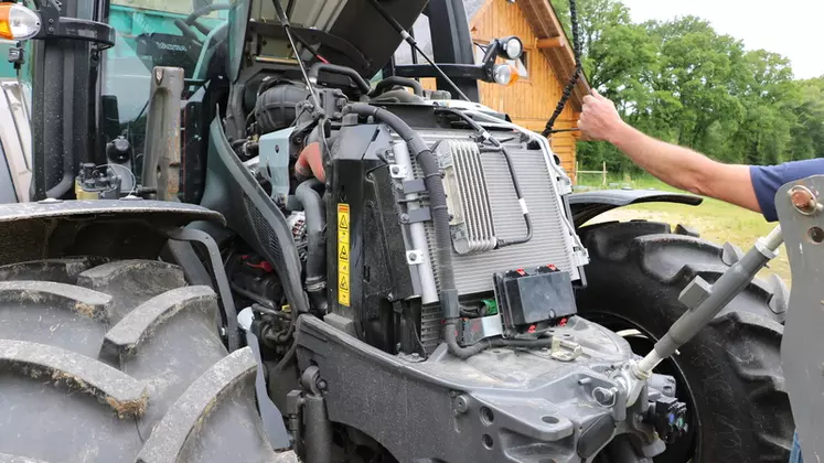 Le tracteur Valtra G125 dispose d'un petit capot qui offre un bon dégagement.