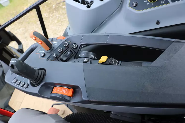 Le tracteur Valtra G125 en version Active dispose d'un accoudoir multifonction simple et ergonomique. 
