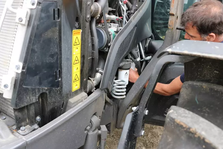 Le tracteur Valtra G125 dispose de filtres à carburant très accessibles.