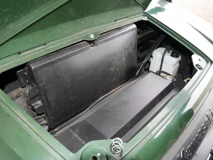 Le vase d'expansion du liquide de refroidissement du Mule Pro-DX de Kawasaki se cache dans le coffre avant.