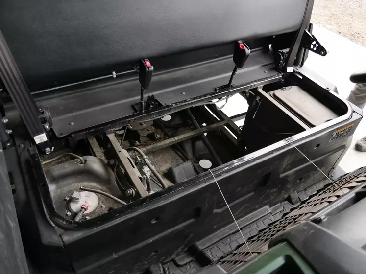 L'espace sous le siège du Kawasaki Mule Pro-DX accueille en option un coffre de 22 litres.