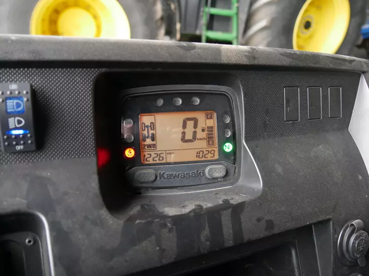 Le petit ordinateur de bord du SSV Mule Pro-DX indique les informations essentielles, telles que l’allure, le mode de transmission engagé (2 ou 4 roues motrices), le niveau de carburant, le compteur kilométrique et l’heure.