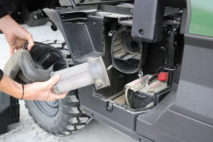Le filtre à air et la batterie sont accessibles sur le côté droit du Kawasaki Mule Pro-DX. 