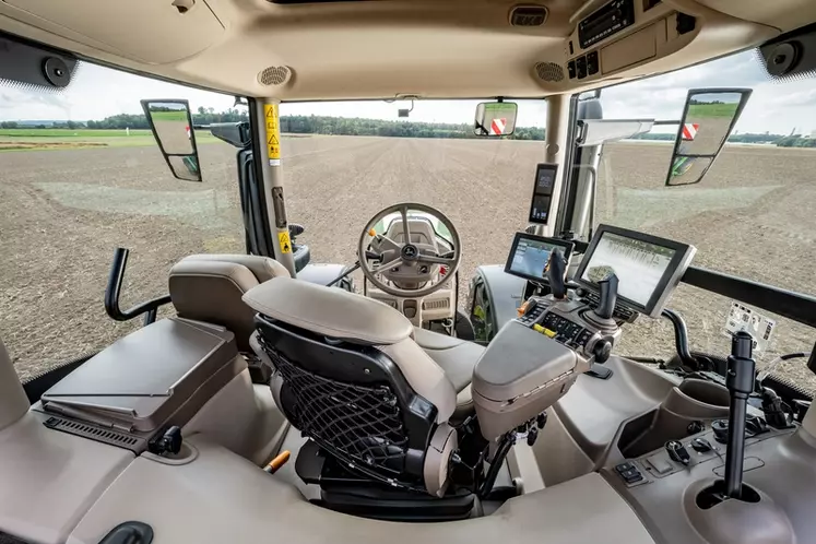 L'absence de tableau de bord sur les nouveaux tracteurs John Deere 6R améliore la visibilité vers l'avant.