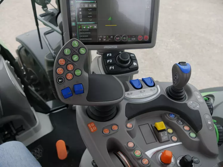 Sur le Deutz-Fahr 8280 TTV, le joystick intégré à l’accoudoir pilote les relevages avant et arrière, l’inverseur et deux distributeurs hydrauliques, ainsi que l’allure. 