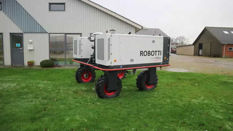 Equipé d'un seul moteur thermique, le porte-outil robotisé Robotti LR d'AgroIntelli ne dispose pas de prise de force.