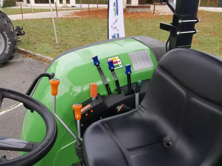 Les commandes des distributeurs hydrauliques prennent désormais place à droite du siège sur les tracteurs Deutz-Fahr de la série 4E Stage V.