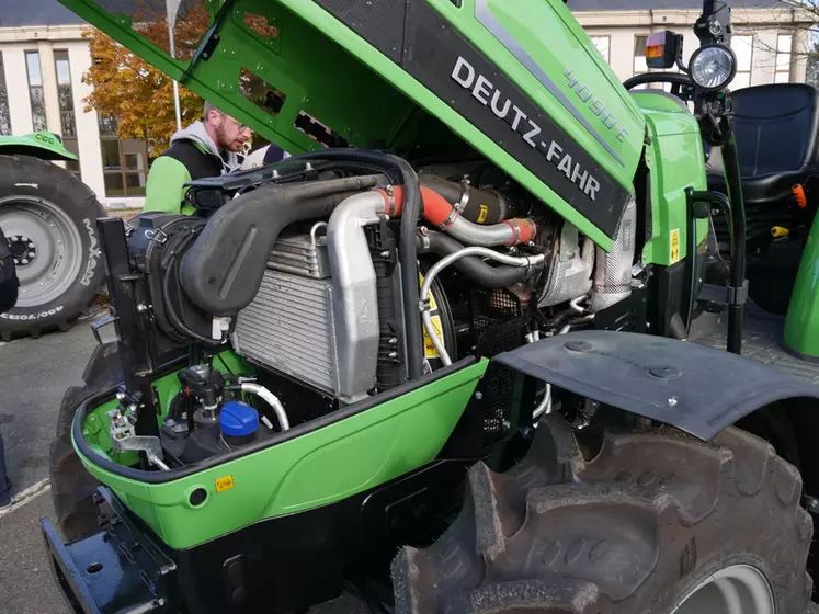 Les tracteurs Deutz-Fahr de la série 4E logent un moteur à trois cylindres de 2,9 litres.