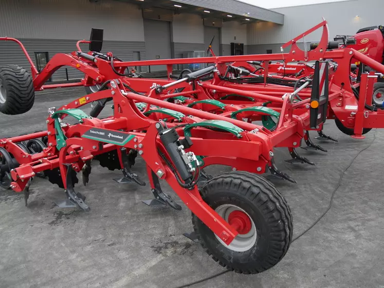 Le cultivateur à dents Kverneland Enduro reçoit en option des roues de jauge à réglage hydraulique.