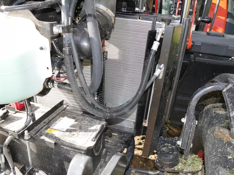 Le condenseur de climatisation coulisse pour faciliter le nettoyage du bloc de refroidissement du tracteur Kubota M6.
