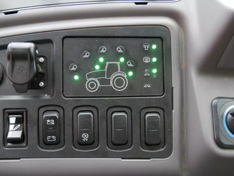 Le panneau regroupant les interrupteurs des feux de travail du Kubota M6 est vraiment pratique et intuitif grâce au schéma représentant un tracteur.