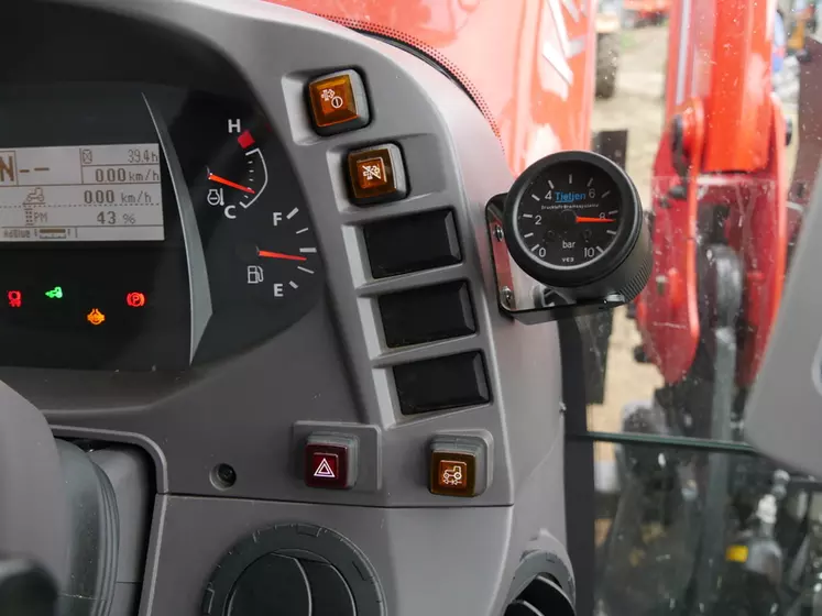 L'interrupteur en bas à droite avec le logo de tracteur sert à engager le mode de conduite à la pédale de frein Xpress Restart du Kubota M6.