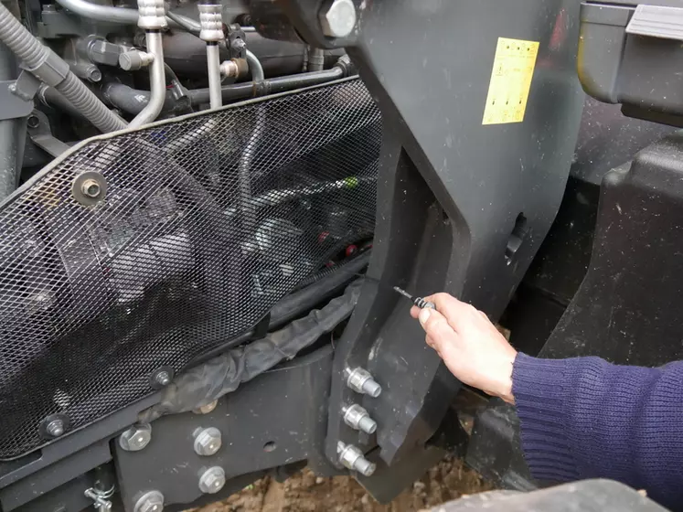 La jauge à huile moteur du tracteur Kubota M6 est accessible du côté gauche. 
