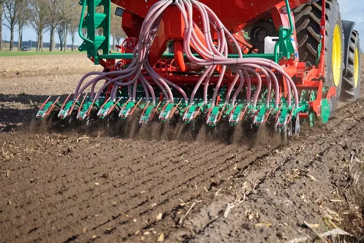 Le combiné de semis Aquila d'Agro-Masz, offre un réglage hydraulique de la profondeur disques et de la pression sur la ligne de semis. 