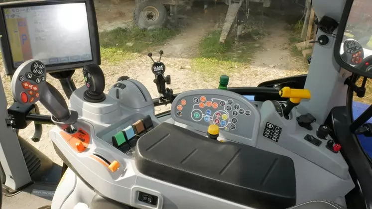 Le tracteur New Holland T6.160 Dynamic Command est équipé d'un accoudoir multifonction