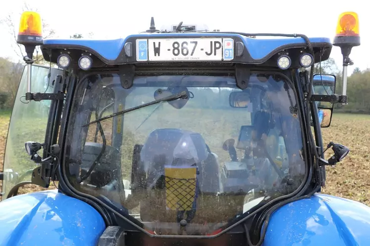 Le tracteur New Holland T6.160 Dynamic Command est doté d'un éclairage à leds efficace