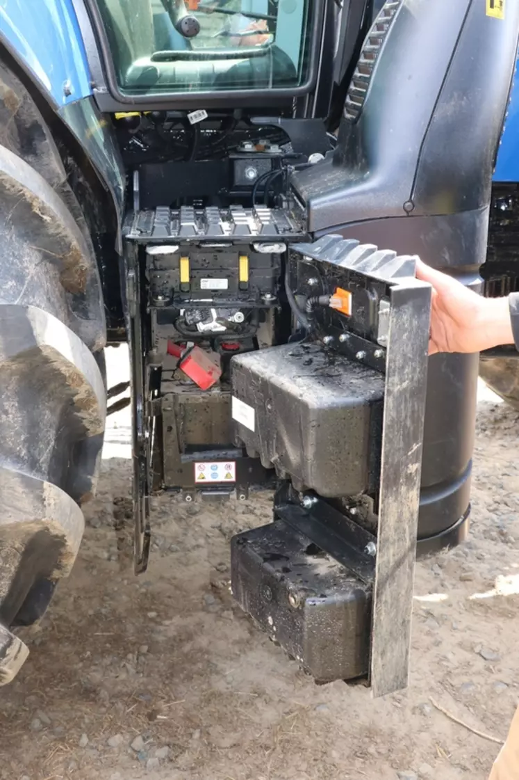 Le tracteur New Holland T6.160 Dynamic Command est équipé d'un marchepied droit pivotant pour accéder à la batteriE