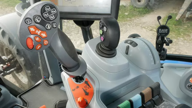 Le tracteur New Holland T6.160 Dynamic Command intègre un levier multifonction et un nouveau joystick hydraulique