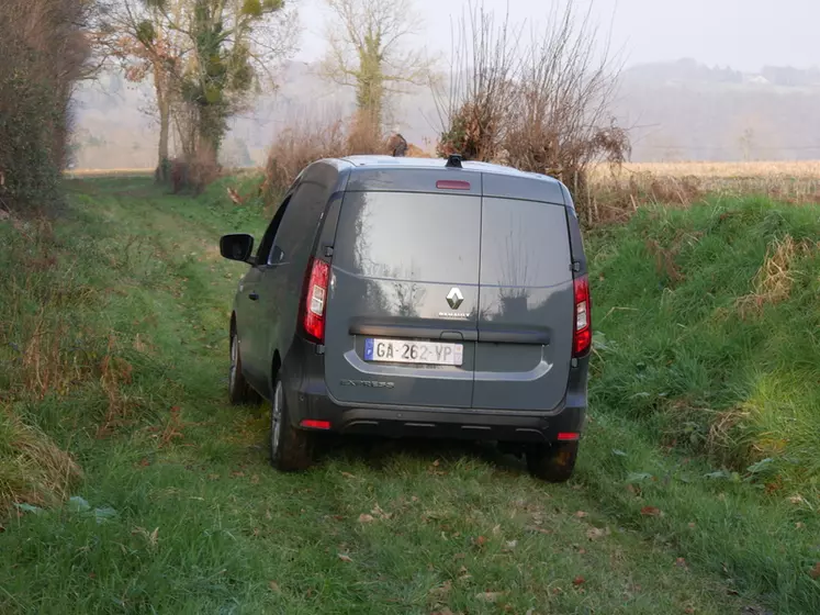 Avec sa garde au sol de 16 cm et ses pneus 185/65 R15, le Renault Express Van se défend bien dans les chemins.