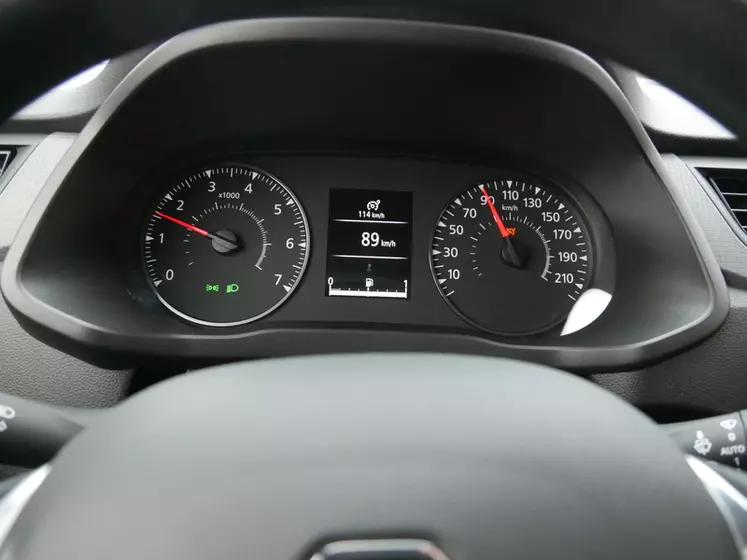 Le conducteur a la possibilité d'afficher la vitesse sur l'écran de l'ordinateur de bord du Renault Express Van. 
