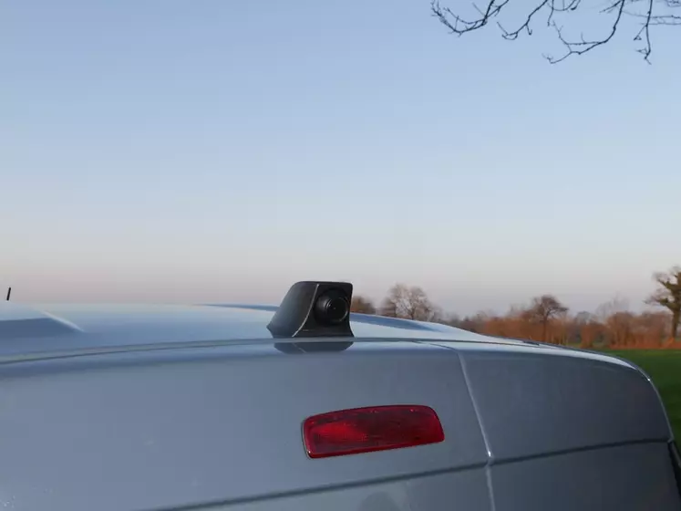 La caméra en partie supérieure de la caisse du Renault Express Van est reliée à l'écran optionnel remplaçant le rétroviseur central. 