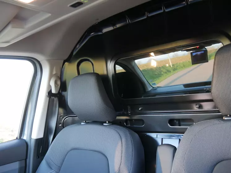 Le Renault Express Van essayé dispose d'une cloison tôlée équipée d'une vitre pour visualiser le chargement.  