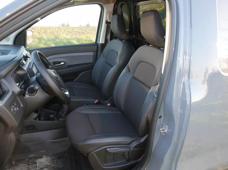 Le Renault Express Van en finition Confort bénéficie d'un siège chauffeur réglable en hauteur.