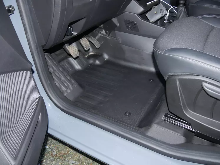 Sur le Renault Express Van, le sol de l’habitacle est facile à nettoyer grâce aux revêtements en caoutchouc. 