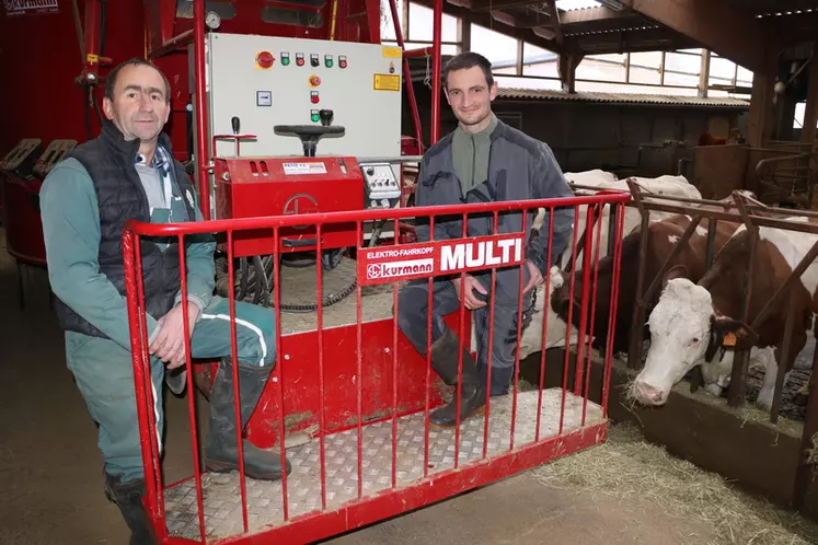 Denis Pilloud et Thierry Barbier, éleveurs en Gaec à Saint-Gorgon-Main dans le Doubs. "Le confort de travail est remarquable avec l’entraînement électrique et la maniabilité de la machine."