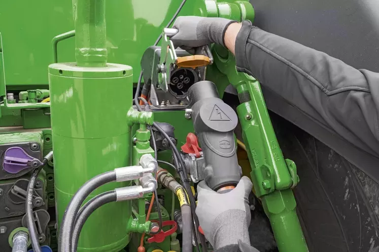 Le tracteur John Deere 8R 410 eAutoPowr est équipé d'une prise électrique délivrant jusqu'à 100 kW pour alimenter un équipement externe. 