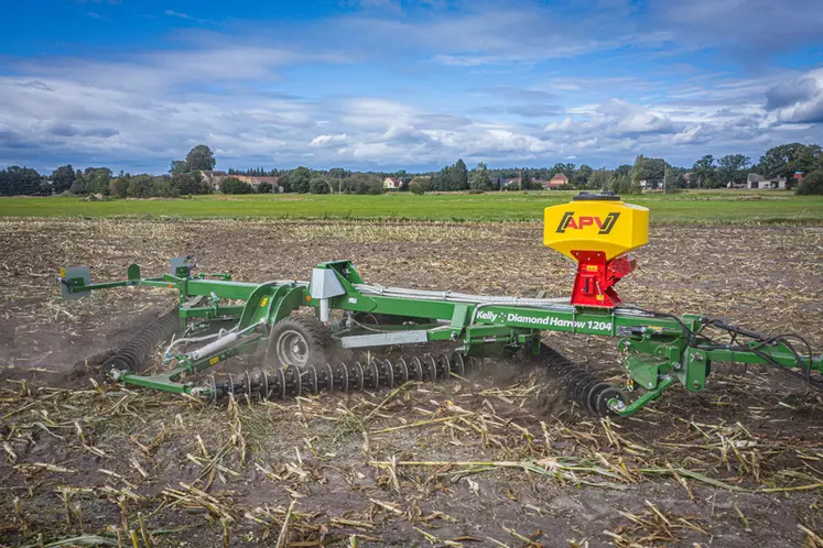 Le déchaumeur à disques chaînés Kelly Tillage 1204 se distingue par la possibilité de travailler différentes largeurs.