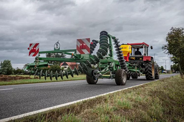 Sur route, le déchaumeur à disques chaînés Kelly Tillage 1204 ne dépasse pas 2,34 m de large. 