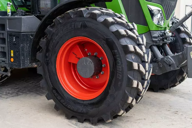 Le pneu Michelin Evobib est spécialement conçu pour les tracteurs équipés d'un système de télégonflage.
