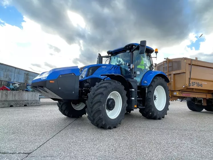 Le tracteur New Holland T6 Methane Power emporte 80 kg de Méthane, qui lui permettent de travailler entre 4,5 et 5 heures à pleine charge.