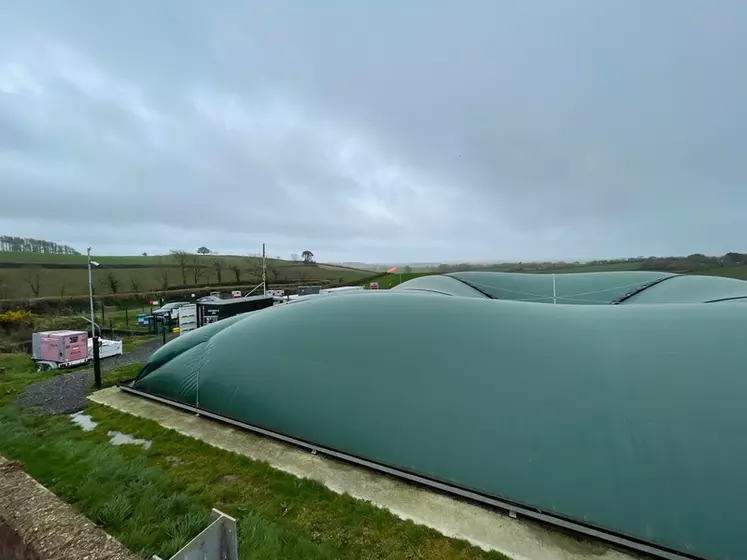 La fosse principale est équipée de trois bâches : une de type liner pour l’étanchéité inférieure, une intermédiaire qui sert à la collecte du biogaz chargé de souffre (H2S) et une supérieure pour le stockage du biogaz épuré contenant de l’eau et du CO2.